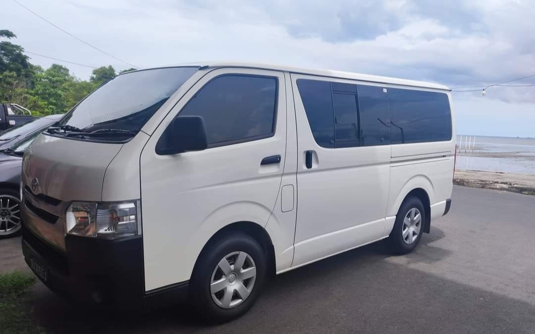 VAN TOYOTA HIACE